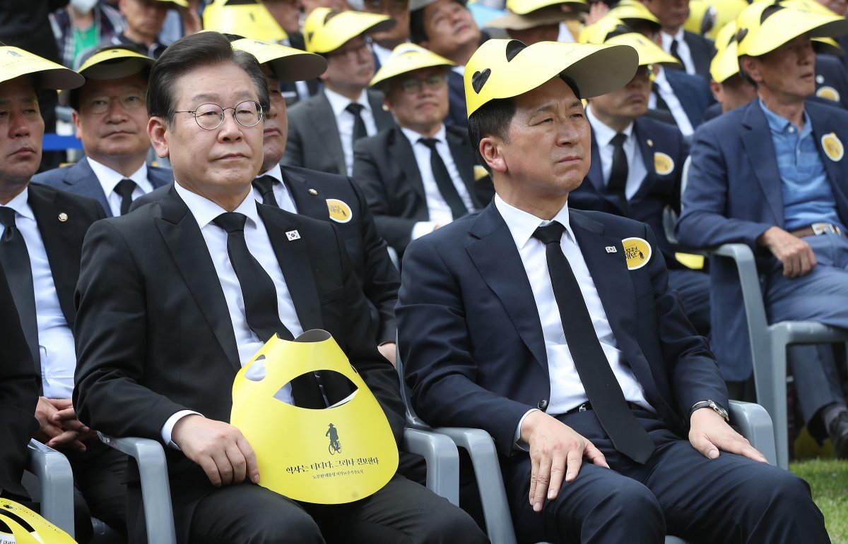 이재명 더불어민주당 대표(왼쪽)와 김기현 국민의힘 대표가 23일 경남 김해시 봉하마을에서 엄수된 노무현 전 대통령 서거 14주기 추도식에 참석해 추도식 영상을 바라보고 있다. 2023.5.23. 뉴스1