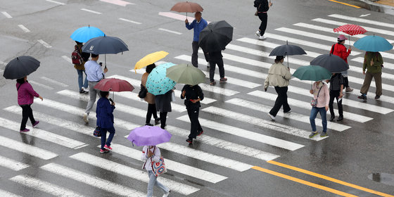 비가 내리는 18일 오전 부산 동래구 도시철도 동래역 앞에서 우산을 쓴 시민들이 발걸음을 재촉하고 있다. 2023.5.18/뉴스1