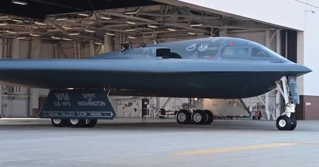 B-2 스텔스 폭격기가 22일(현지시간) 미국 미주리주 화이트맨 공군 기지의 격납고에서 이륙을 위해 나오고 있다. 출처 미 전략사 트위터