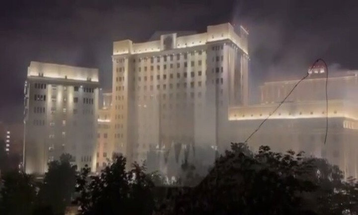 25일 새벽(현지 시간) 촬영된 동영상에 러시아 모스크바의 국방부 청사 건물 주변을 연기가 둘러싼 모습이 보인다. 그러나 러시아 정부는 러시아 국방부 건물에서 화재가 발생한 사실을 부인했다. (출처=아제르바이잔 통신 APA 홈페이지)