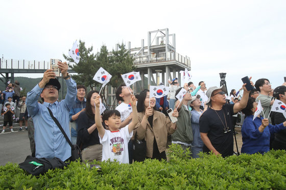 한국형 우주발사체 누리호(KSLV-Ⅱ)가 25일 오후 6시 24분 전남 고흥군 나로우주센터에서 발사되자 고흥우주발사전망대에 모여든 관람객들이 환호하고 있다. 2023.5.25 /뉴스1