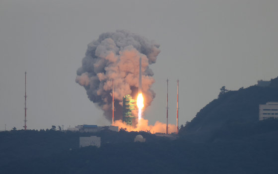 한국형 우주발사체 누리호(KSLV-Ⅱ)가 25일 오후 전남 고흥군 나로우주센터에서 발사되고 있다. 누리호는 2021년 10월21일 1차, 2022년 6월21일 2차 발사가 이뤄졌다. 1, 2차 발사가 성능 검증을 위한 목적이었다면 이번 3차 발사는 처음으로 실용 위성을 우주로 데려가는 실전이다. 이번에 실려 가는 위성은 차세대소형위성 2호(카이스트 인공위성연구소), 도요샛 4기(천문연), LUMIR-T1(루미르), JAC(져스텍), KSAT3U(카이로스페이스) 등 총 8개다. 2023.5.25/뉴스1 ⓒ News1