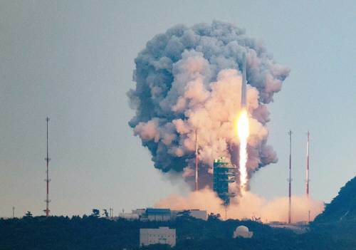 한국형 우주발사체 누리호(KSLV-Ⅱ)가 25일 오후 전남 고흥군 나로우주센터에서 발사되고 있다. 뉴스1