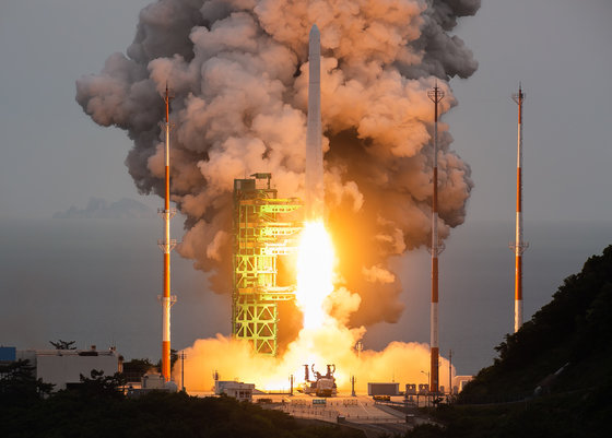 한국형 우주발사체 누리호(KSLV-Ⅱ)가 25일 오후 전남 고흥군 나로우주센터에서 발사되고 있다. 누리호는 2021년 10월21일 1차, 2022년 6월21일 2차 발사가 이뤄졌다. 1, 2차 발사가 성능 검증을 위한 목적이었다면 이번 3차 발사는 처음으로 실용 위성을 우주로 데려가는 실전이다. 이번에 실려 가는 위성은 차세대소형위성 2호(카이스트 인공위성연구소), 도요샛 4기(천문연), LUMIR-T1(루미르), JAC(져스텍), KSAT3U(카이로스페이스) 등 총 8개다. (항공우주연구원 제공) 2023.5.25/뉴스1 ⓒ News1