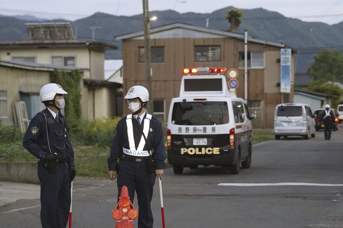 25일 일본 나가노현 북부 나카노시의 한 마을에서 한 남성이 흉기와 엽총으로 여성 1명과 경찰관 2명을 살해했다. 사건 현장에 경찰관들이 출동해 출입을 통제하고 있다. AP 뉴시스