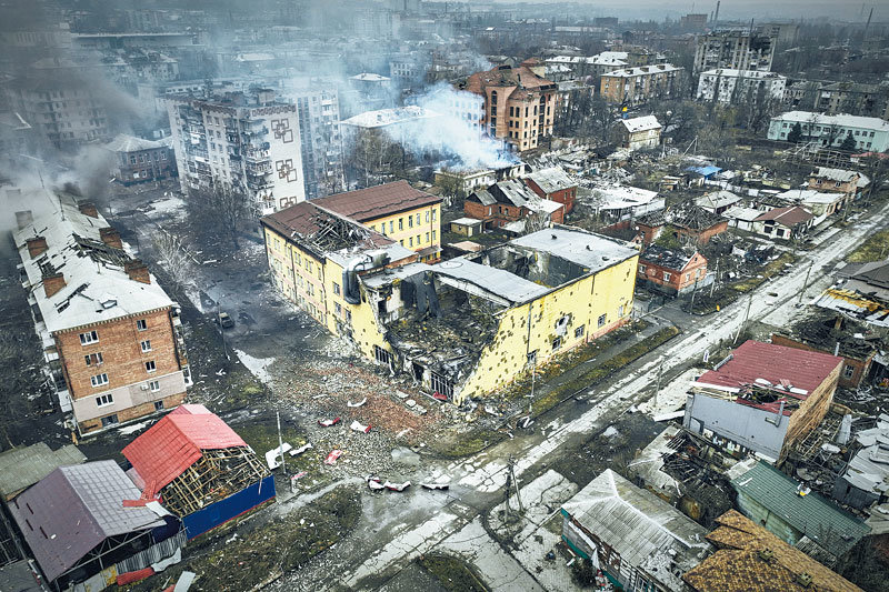올해 3월 26일(현지 시간) 우크라이나군과 러시아군의 전투가 벌어진 우크라이나 도네츠크주 한 마을의 모습. 최근 우크라이나 정부는 대규모 국가 재건 계획을 수립하고 있다. AP 뉴시스