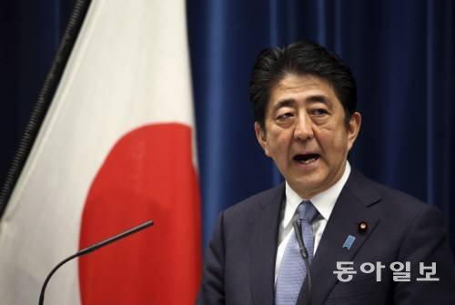 아베 신조 전 일본 총리는 2015년 8월 전후 70년 담화에서 “일본은 지난 세계대전에서의 행동에 대해 반복적으로 통절한 반성과 진심 어린 사죄의 마음을 표명해왔다”고 밝혀 논란을 일으켰다. 동아일보DB