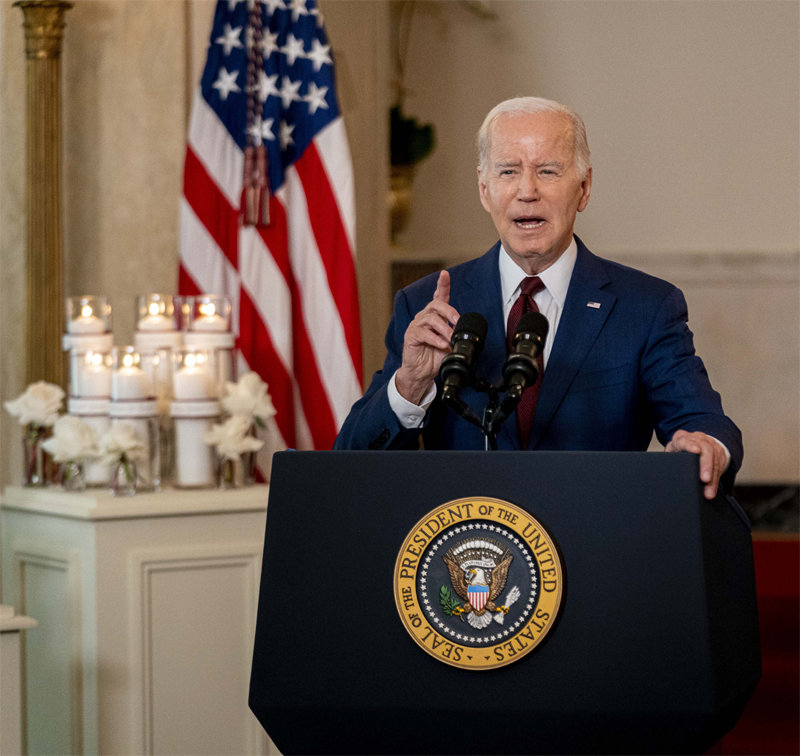 조 바이든 미국 대통령은 24일 텍사스 유밸디 롭초등학교 총기 참사 1주년을 맞아 워싱턴 백악관에서 총기 규제를 강조하는 연설을 하고 있다. 워싱턴=AP 뉴시스