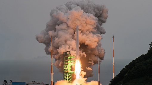 25일 전남 고흥군 나로우주센터에서 누리호가 붉은 화염을 내뿜으며 힘차게 우주를 향해 솟아오르고 있다. 한국항공우주연구원 제공