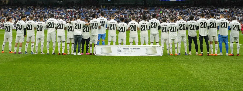레알 마드리드 선수들이 25일 바예카노와의 스페인 라리가 안방경기 시작 전 팀 동료 비니시우스 주니오르의 등번호 20이 적힌 
유니폼을 입고 그라운드에 섰다. 인종차별을 당한 비니시우스와의 연대를 나타내기 위해서다. 마드리드=AP 뉴시스