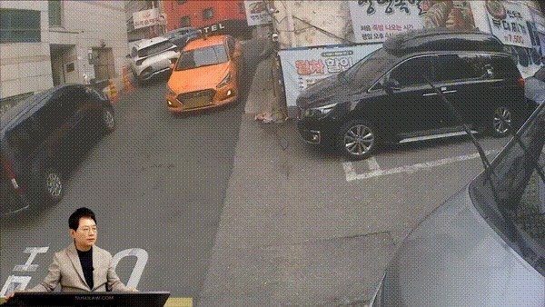 지난 7일 오후 6시 11쯤 서울 마포구 신촌 인근에서 발생한 SUV 추돌 사고 장면. (유튜브 채널 ‘한문철TV’ 갈무리)