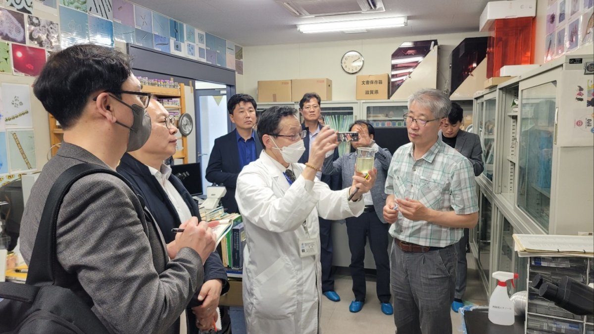 9일 일본 시가현립 비와호환경과학연구센터에서 한 연구원이 충북도청 연수단을 상대로 수질검사에 대한 설명을 하고 있다. 충북도 제공