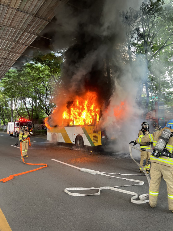 26일 오전 8시47분쯤 광주 동구 학동 남광주역 버스정류장에 정차 중이던 버스에서 불이 나 소방당국이 진화작업을 하고 있다. (동부소방 제공) 2023.5.26/뉴스1