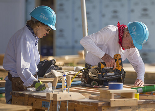2018년 8월 지미 카터 전 미국 대통령과 그의 부인 로절린 여사가 푸른 헬멧을 쓰고 집짓기 봉사활동을 하고 있다. 카터 전 대통령은 봉사단체 해비타트를 후원하며 14개국에 4300여 채의 집을 짓는 것을 도왔다. AP 뉴시스