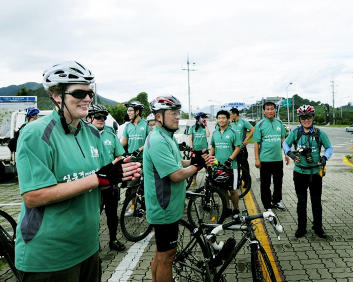 캐슬린 스티븐스 전 주한미국대사(왼쪽)가 대사 재임시절 ‘심은경 대사와 함께 달리는 자전거길 600리’ 행사를 진행하고 있다. 주한미국대사관 제공.