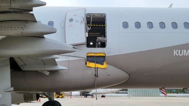 제주에서 대구로 오던 아시아나 항공기가 대구공항 상공에서 착륙 전 문이 열려 승객 10명이 호흡곤란 증세를 보이다 이중 6명이 병원으로 이송됐다. 26일 대구시에 따르면 이날 제주발 대구행 아시아나 항공기가 착륙시 문이 열리면서 승객들이 호흡곤란 증세를 보이는 등 아찔한 상황이 연출됐다. 이중 증세가 계속된 6명은 즉각 병원으로 이송, 치료 중이다. 사진은 26일 오후 대구공항에 강제 개방된 채 착륙한 항공기 모습. 2023.5.26. 뉴스1