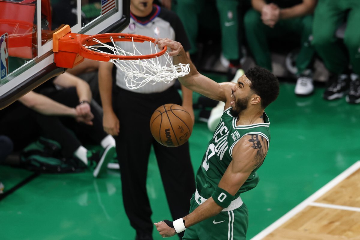 제이슨 테이텀(보스턴)이 26일 마이애미와의 미국프로농구(NBA) 동부 콘퍼런스 결승(7전 4승제) 5차전에서 덩크슛을 성공시키고 있다. 보스턴이 110-97로 승리를 거두고 3연패 뒤 2연승했다. 보스턴=AP 뉴시스