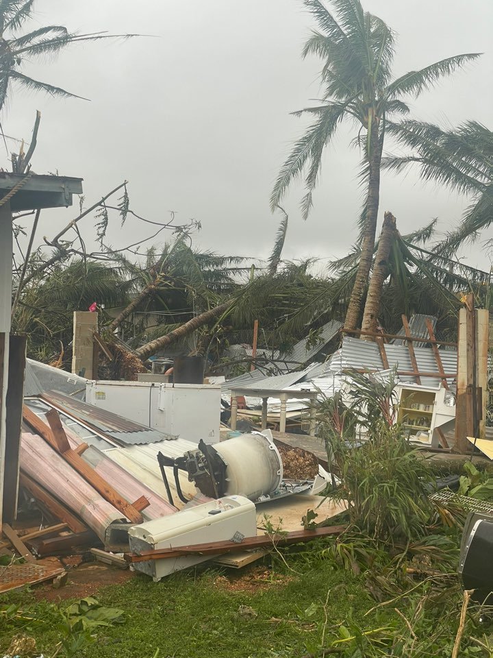 ‘슈퍼 태풍’ 마와르가 강타한 괌 현지 모습. 26일 태풍으로 부서진 나무와 주택 잔해들이 나뒹굴고 있다. 교민 백수진 씨 제공