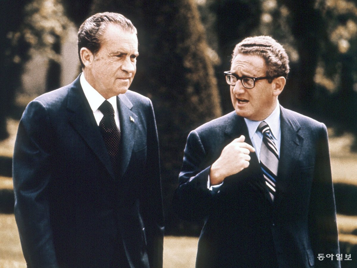 미국 국무장관 재임 당시 자신을 발탁한 리처드 닉슨 대통령(왼쪽)과 외교안보 정책에 대한 의견을 나누는 헨리 키신저. 그는 자신이 보좌한 닉슨 대통령에 대해 “평형의 전략을 구사한 리더였다”고 말한다. 동아일보DB