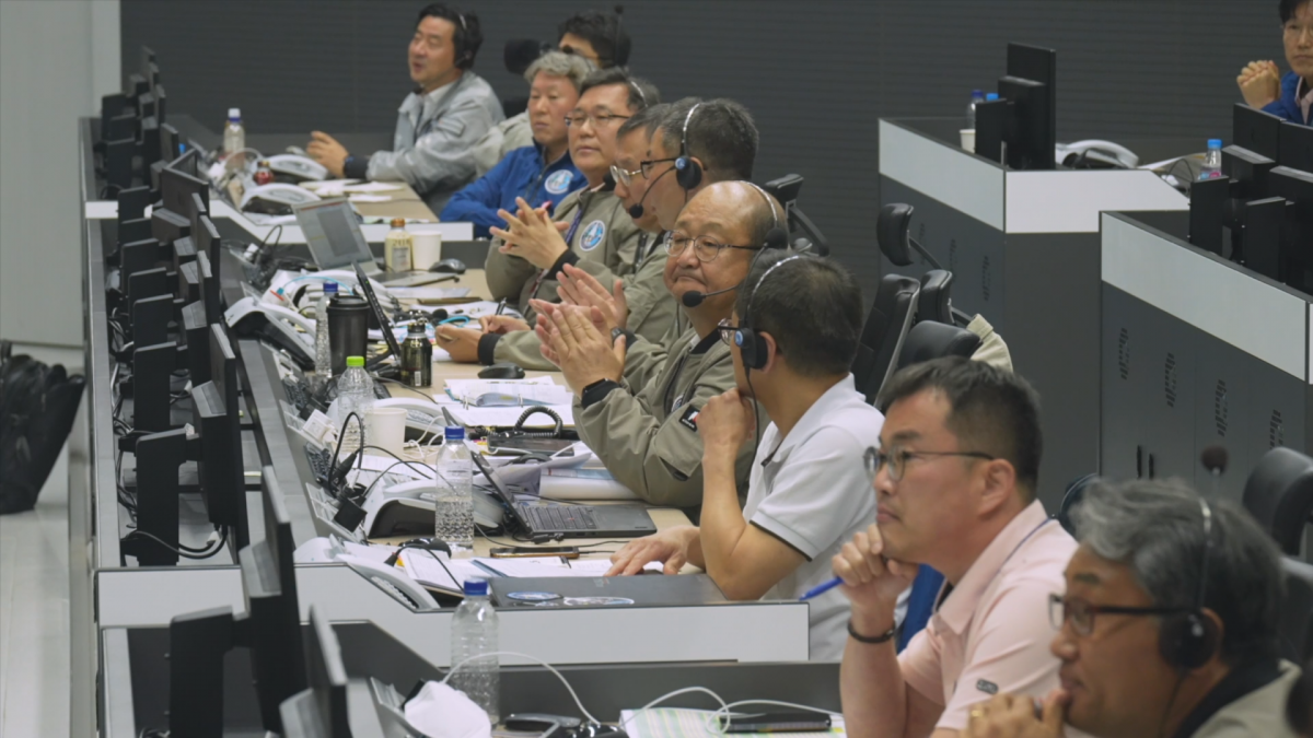 25일 오후 전남 고흥군 나로우주센터 관제실에서 한국항공우주연구원 직원들이 화면을 통해 누리호 3차 발사가 성공적으로 이뤄진 것을 확인한 뒤 박수를 치며 서로를 격려하고 있다. 한국항공우주연구원 제공