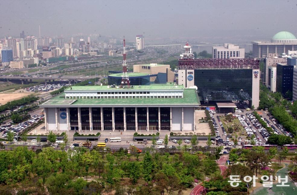 여의도는 섬이라는 지리적 특성에 금융과 방송 관련 기업들이 밀집해 있다는 공통점에  ‘한국의 맨해튼’을 불렸다. 사진은 KBS 본관 모습이다. 동아일보 DB