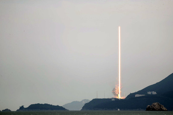 한국형 우주발사체 누리호(KSLV-Ⅱ)가 25일 오후 전남 고흥군 나로우주센터에서 발사되고 있다. 누리호는 2021년 10월21일 1차, 2022년 6월21일 2차 발사가 이뤄졌다. 1, 2차 발사가 성능 검증을 위한 목적이었다면 이번 3차 발사는 처음으로 실용 위성을 우주로 데려가는 실전이다. 이번에 실려 가는 위성은 차세대소형위성 2호(카이스트 인공위성연구소), 도요샛 4기(천문연), LUMIR-T1(루미르), JAC(져스텍), KSAT3U(카이로스페이스) 등 총 8개다. (레이어 합성) 2023.5.25/뉴스1