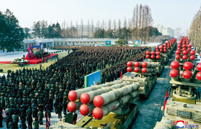 A 600mm super-large multiple rocket launcher that North Korea unveiled in December of last year. [뉴시스]