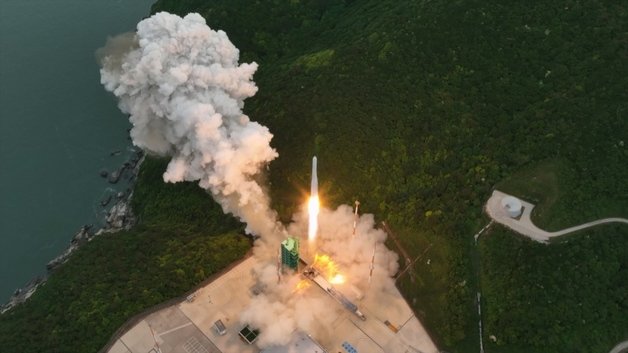 한국형 우주발사체 누리호(KSLV-Ⅱ)가 25일 오후 전남 고흥군 나로우주센터에서 발사되고 있다. 누리호는 2021년 10월21일 1차, 2022년 6월21일 2차 발사가 이뤄졌다. 1, 2차 발사가 성능 검증을 위한 목적이었다면 이번 3차 발사는 처음으로 실용 위성을 우주로 데려가는 실전이다. 이번에 실려 가는 위성은 차세대소형위성 2호(카이스트 인공위성연구소), 도요샛 4기(천문연), LUMIR-T1(루미르), JAC(져스텍), KSAT3U(카이로스페이스) 등 총 8개다. 항공우주연구원 제공