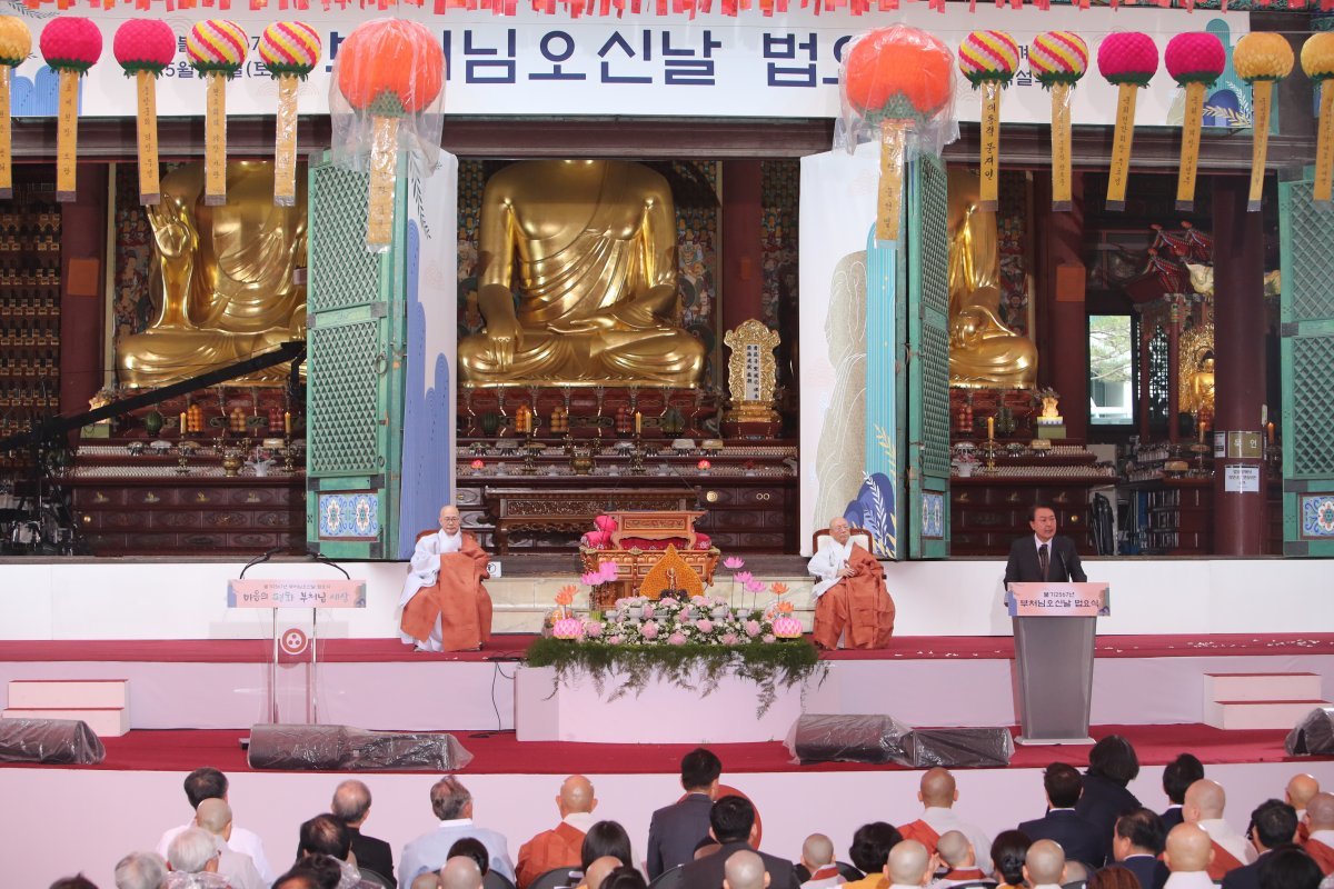 27일 서울 종로구 조계사에서 열린 부처님오신날 봉축법요식에서 축하메시지를 전하는 윤석열 대통령. 사진제공 조계종