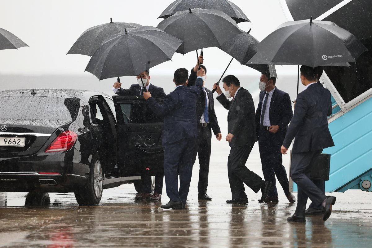 윤 대통령이 지난해 8월 31일 제7차 비상경제민생회의 참석을 위해 김해국제공항에서 차량으로 이동하고 있다. 대통령실 제공