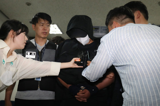 A man in his 30s who was urgently arrested for opening an airplane emergency door while landing at Daegu Airport (violation of the Aviation Security Act) went to court on the afternoon of the 28th for a pre-arrest questioning (examination of warrant validity) at the Daegu District Court in Suseong-gu, Daegu. is heading  2023.5.28/News1 ⓒ News1