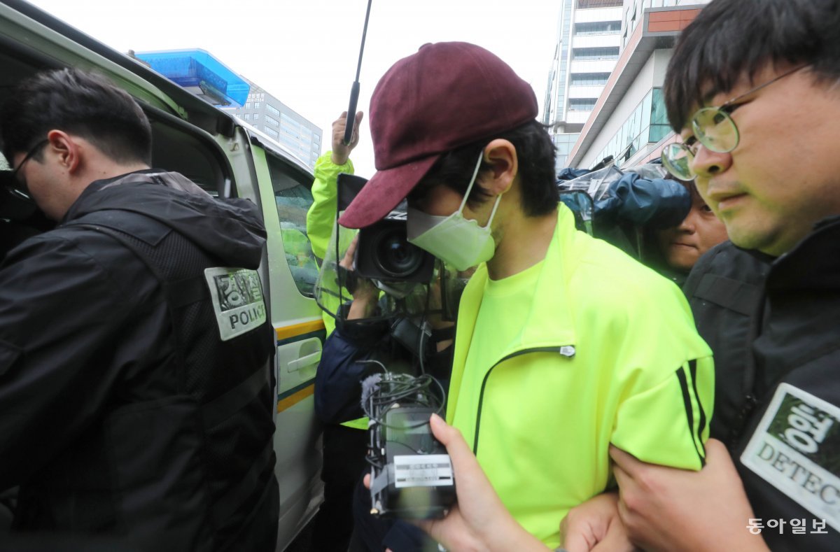 데이트 폭력으로 경찰 조사를 받은 지 약 1시간 만에 전 연인을 살해한 김모 씨(가운데)가 28일 구속영장 실질심사를 받기 위해 
서울 금천경찰서에서 서울남부지법으로 향하는 차량에 올라타고 있다. 이훈구 기자 ufo@donga.com