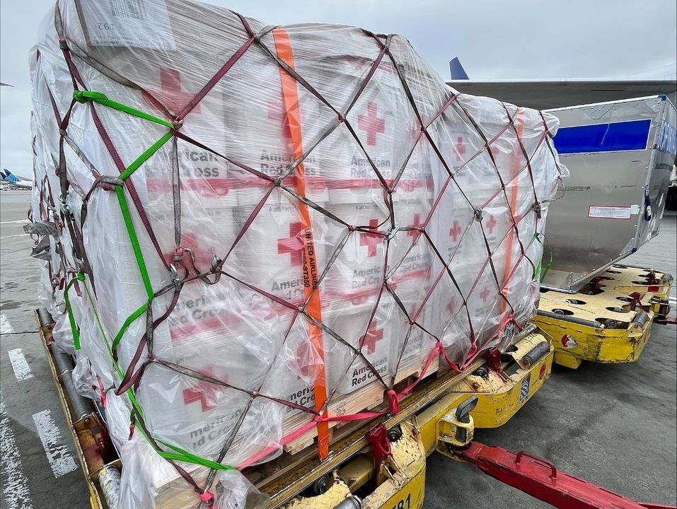 태풍 ‘마와르’로 피해를 입은 이들을 위해 미국 적십사자 등에서 보낸 재난지원품이 28일(현지 시간) 오후 괌에 도착했다. 사진 출처 KUAM 뉴스 인스타그램