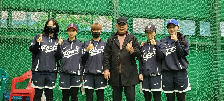 양상문 한국 여자 야구 대표팀 감독(오른쪽에서 세 번째)이 제3회 아시아야구연맹(BFA) 여자 야구 아시안컵에 출전하기 전 선수들과 함께 선전을 다짐하고 있다. 양상문 감독 제공