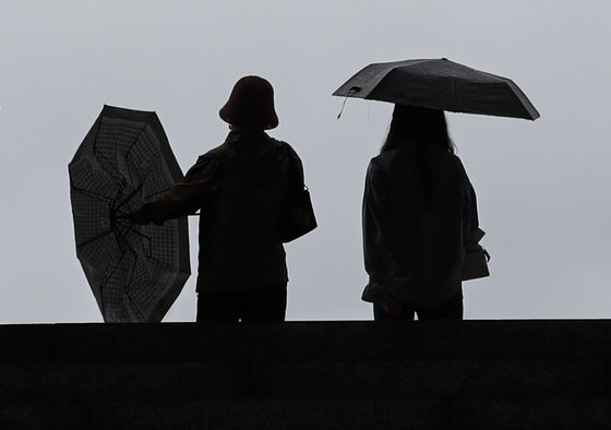 전국에 비가 내리는 28일 서울 국립중앙박물관을 찾은 시민들이 우산을 쓰고 이동하고 있다. 2023.5.28/뉴스1