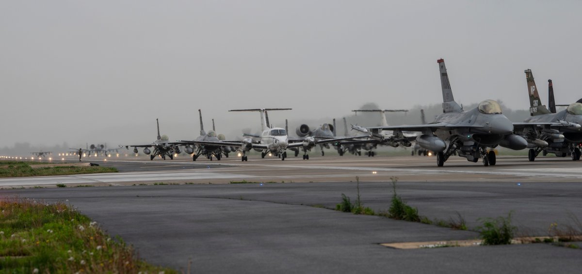 주한 미 공군이 지난 5일 오산 공군기지에서 실시한 ‘매머드 워크’ 훈련 사진을 27일 공개했다. 미 공군 페이스북