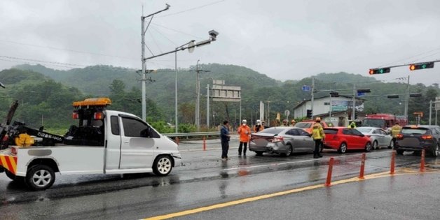 28일 오후 2시44분쯤 경북 문경 호계면의 한 교차로에서 차량 4대가 잇따라 들이받아 8명이 다쳤다.(경북소방본부 제공)