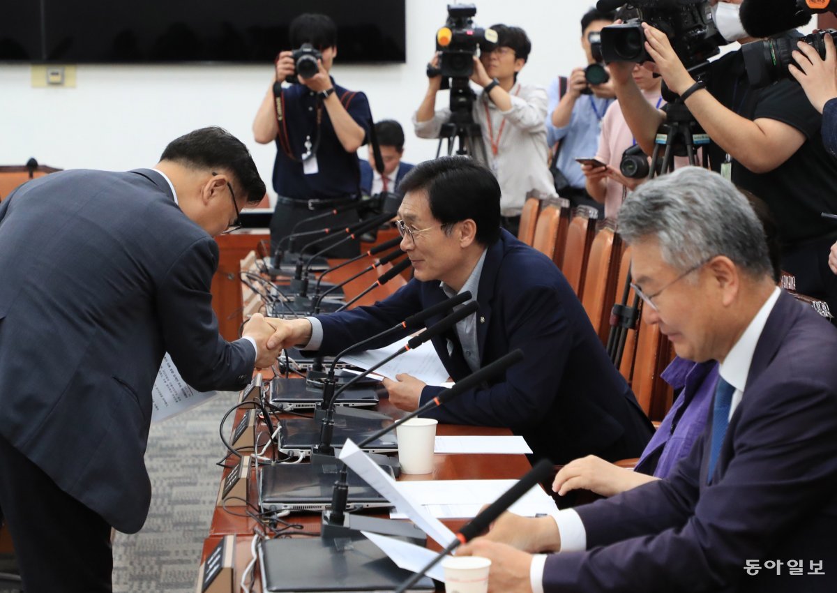 30일 국회 윤리특위 전체회의장에서 여야 의원들이 인사를 나누고 있다. 김재명 기자 base@donga.com
