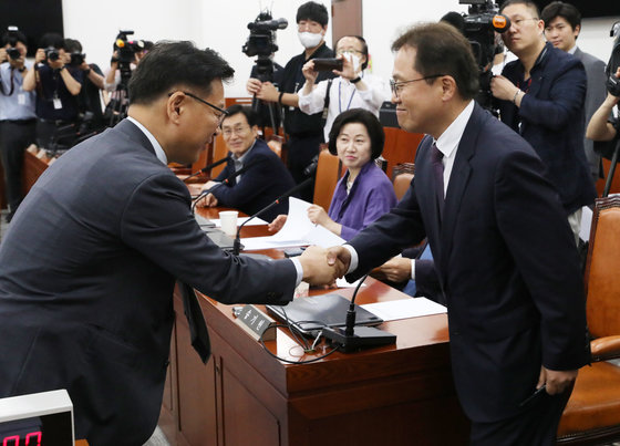 국회 윤리특위 이양수 국민의힘 간사(왼쪽)와 송기헌 더불어민주당 간사가 30일 오전 서울 여의도 국회에서 열린 윤리특별위원회 전체회의에서 인사를 나누고 있다. 2023.5.30/뉴스1