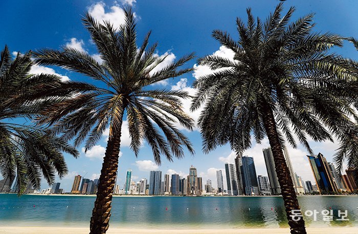무료 유심과 호텔에서 운영하는 관광지 무료 셔틀. 오전 7시에도 날이 쨍쨍하던 두바이의 해변(위부터). 이경은 기자