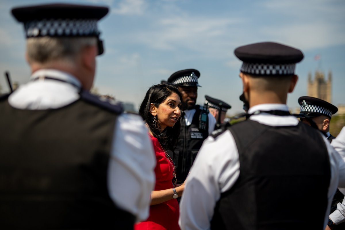 수엘라 브래버먼 내무장관이 찰스3세 대관식을 하루 앞둔 5일 런던의 한 경찰서에 방문해 행사 경비 계획을 점검하고 있다. 그는 불법 시위 엄정 진압 등 강력한 공권력 집행을 강조하고 있다. 브래버먼 장관 트위터