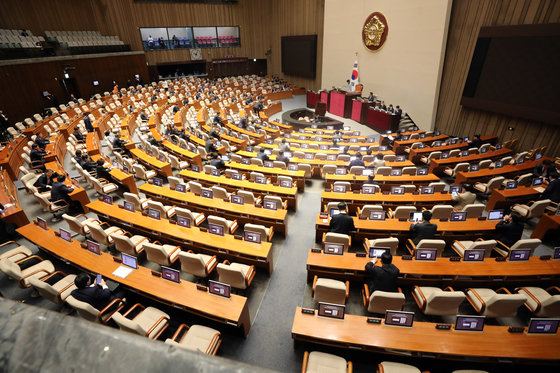 13일 오전 서울 여의도 국회에서 열린 제405회국회(임시회) 제4차 국회의원 선거제도 개선에 관한 결의안 심사를 위한 전원위원회에서 의원들 자리 곳곳이 비어있다. 2023.4.13/뉴스1