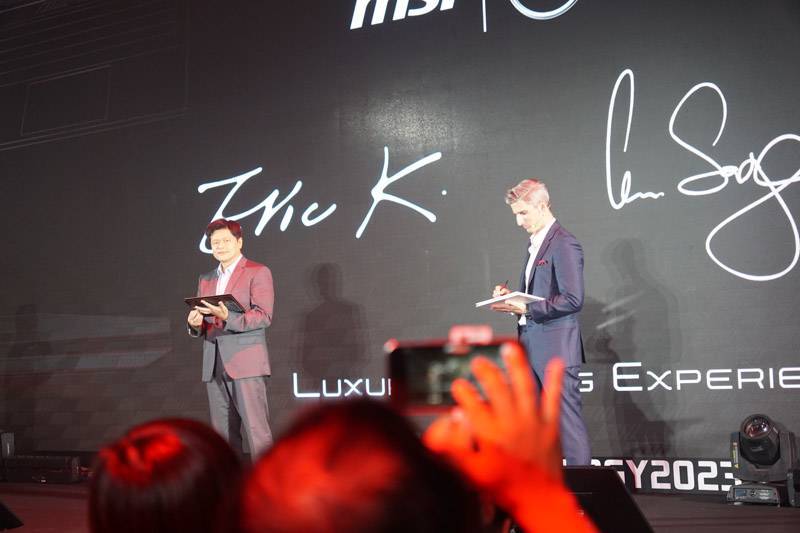 서명식으로 협업을 자축한 MSI 에릭 쿠오 부사장(왼쪽)과 메르세데스 AMG 모터스포츠 크리스토프 사게뮬러(오른쪽). 출처=IT동아