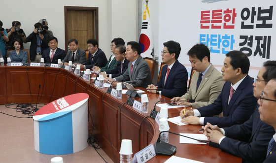 김기현 국민의힘 대표가 25일 서울 여의도 국회에서 열린 최고위원회의에서 모두 발언을 하고 있다. 2023.5.25/뉴스1