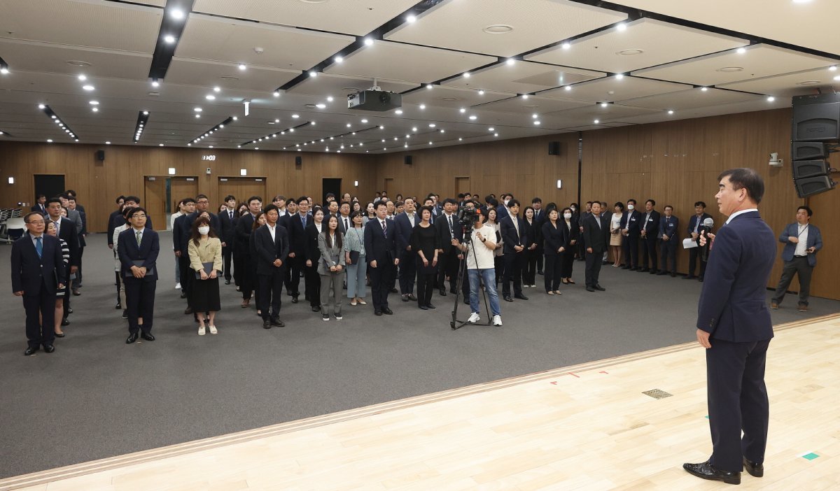 염종현 경기도의회 의장이 30일 오전 의회 회의실에서 열린 ‘정책지원관’ 임용식에 참석해 인사말을 하고 있다. 경기도의회 제공