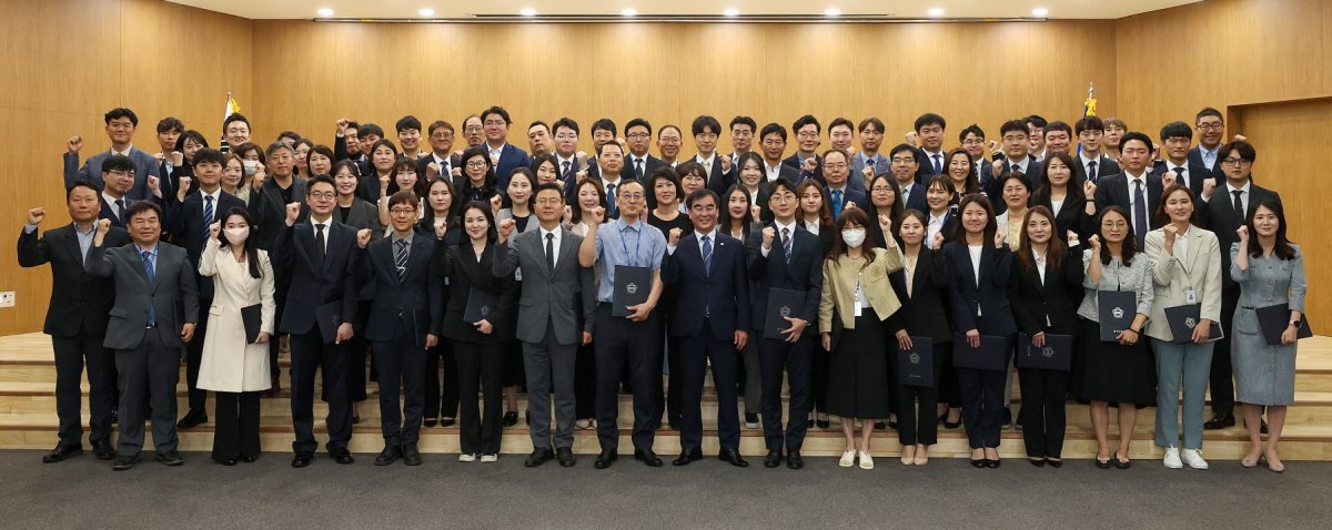 염종현 경기도의회 의장이 30일 오전 의회 회의실에서 열린 ‘정책지원관’ 임용식에 참석해 새로 임명된 정책지원관과 기념사진을 찍고 있다. 경기도의회 제공