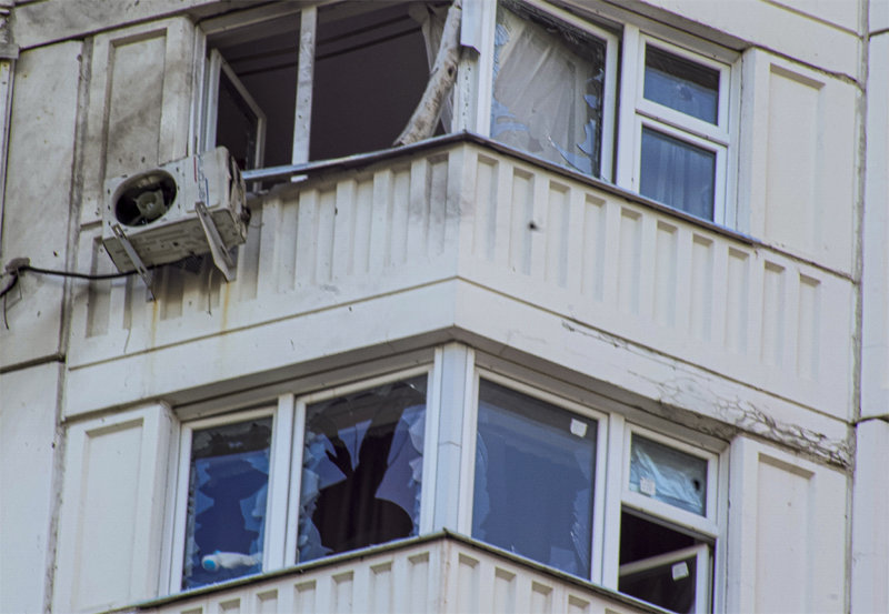 30일 러시아 수도 모스크바의 한 아파트 건물 일부가 무인기(드론) 공격을 받아 파괴됐다. 러시아 국방부는 “우크라이나의 드론 
공격”이라고 밝혔지만 우크라이나는 “이번 공격에 직접 개입하지 않았다”며 부인했다. 모스크바=AP 뉴시스