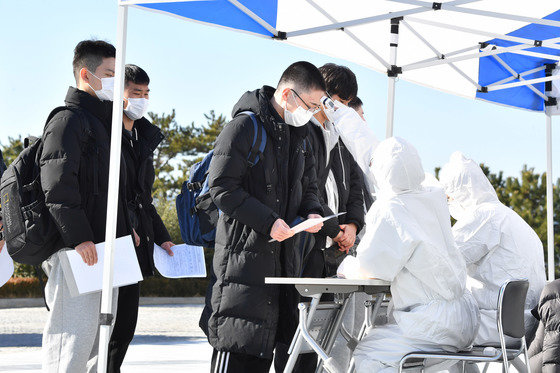 제81기 해군사관학교 예비 사관생도이 3일 해군사관학교에서 충무기초훈련 참가 전 PCR 검사를 하고 있다. 충무기초훈련 기간 동안 예비 사관생도들은 기본자세를 확립하고 기초체력 및 정신력, 올바른 국가관·가치관을 정립해 4년간의 생도생활에 필요한 기본소양과 능력을 갖추게 된다. (해군사관학교 제공) 2023.1.3/뉴스1