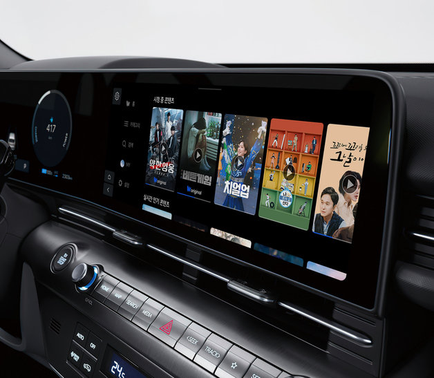 코나 일렉트릭 차량 내비게이션 화면에서 동영상 스트리밍 서비스 ‘웨이브’에 접속한 모습(현대자동차·기아 제공)