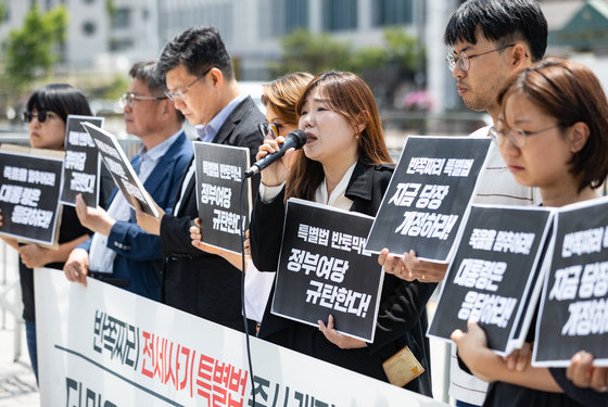 전세사기·깡통전세 피해자 전국대책위원회 관계자가 5월26일 오전 서울 용산구 대통령실 앞에서 열린 ‘전세사기 특별법 즉시 개정’ 대통령 면담 촉구 기자회견에서 발언을 하고 있다. 2023.5.26/뉴스1